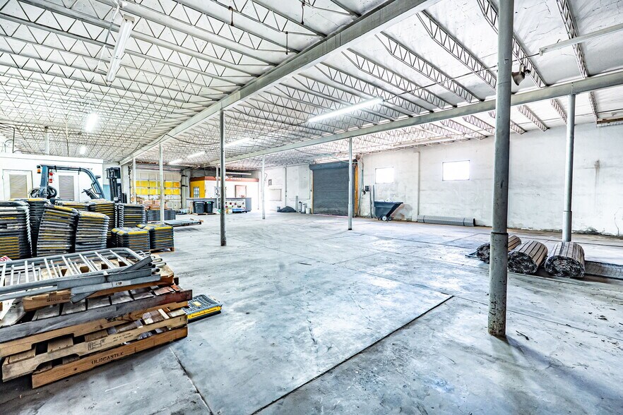 More Photos Of 2111 Fowler St, Fort Myers Warehouse For Sale