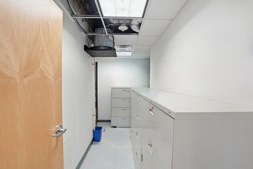 More Photos Of 19 John Clarke Rd, Middletown Office For Sale