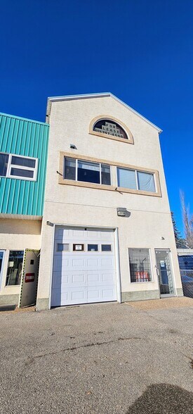 More Photos Of 3907 3A St NE, Calgary Showroom For Lease