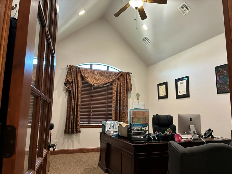 More Photos Of 1425 S Fretz Ave, Edmond Office For Sale