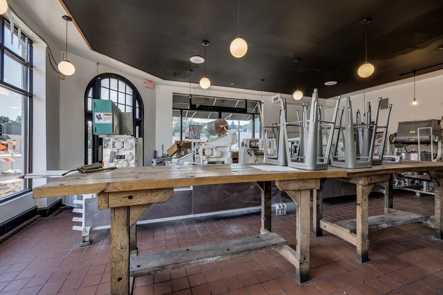 More Photos Of 2201-2205 44th Ave N, Minneapolis Restaurant For Sale