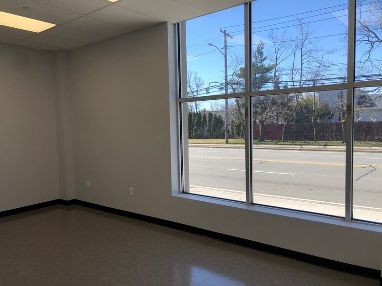 More Photos Of 595 S Broadway, Hicksville Warehouse For Lease