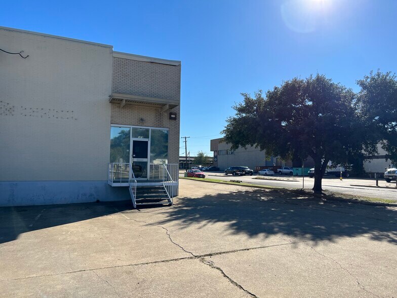More Photos Of 4812 Top Line Dr, Dallas Warehouse For Lease