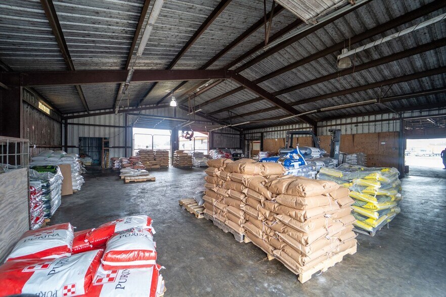 More Photos Of 610 E End St, Goliad General Retail For Sale