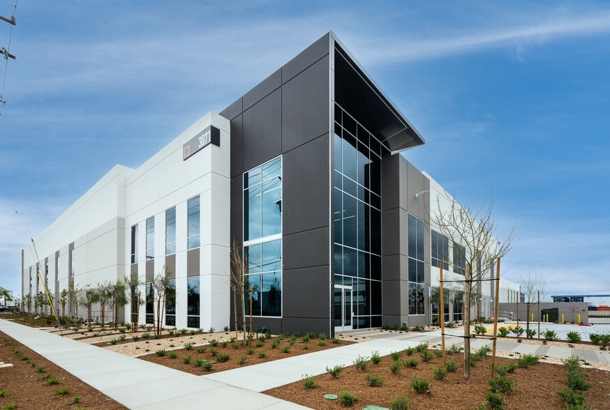 More Photos Of 3071 E Coronado St, Anaheim Warehouse For Lease