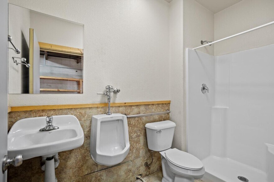 More Photos Of 4415 Burdick Expy E, Minot Office For Lease