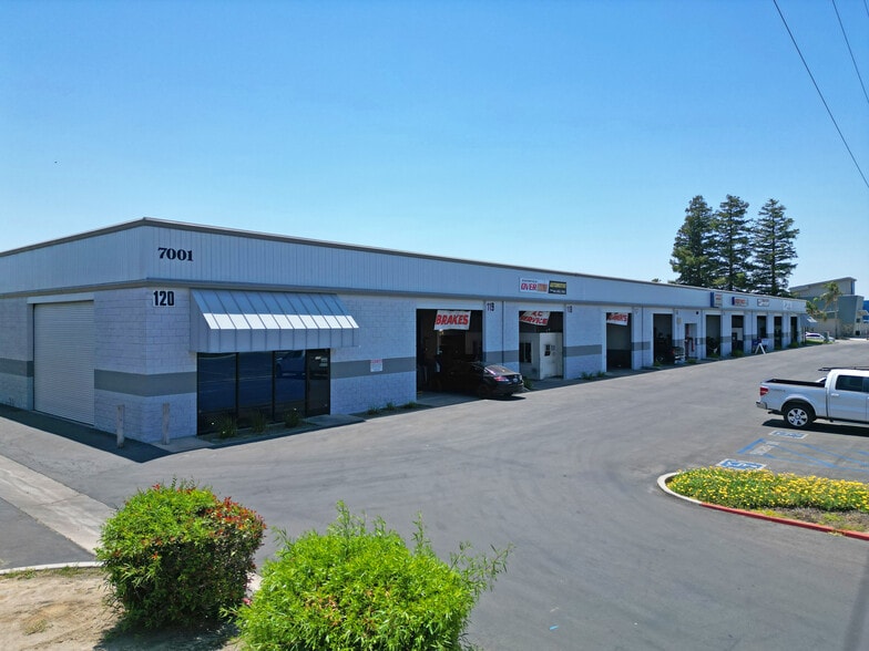 More Photos Of 7001 White Ln, Bakersfield Service For Lease