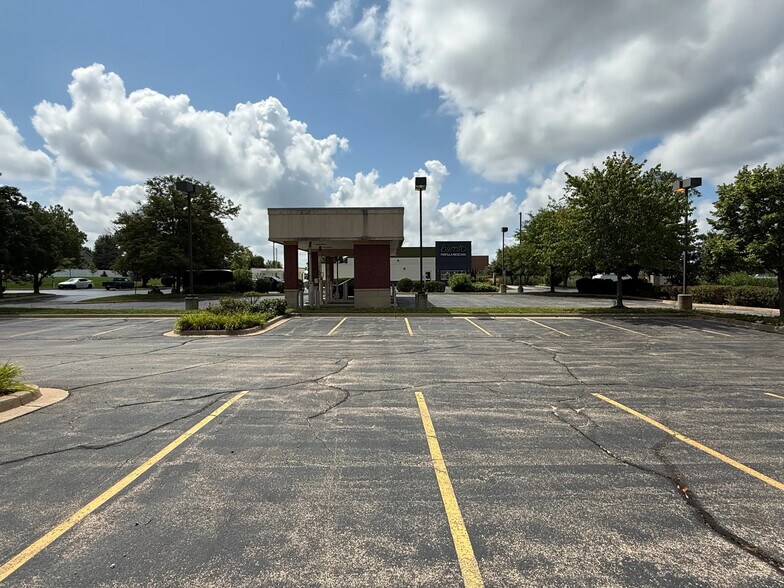 More Photos Of 1978 W Wilson St, Batavia Bank For Lease