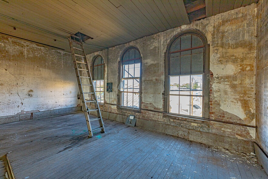 More Photos Of 111 7th St, Shiner Storefront For Sale