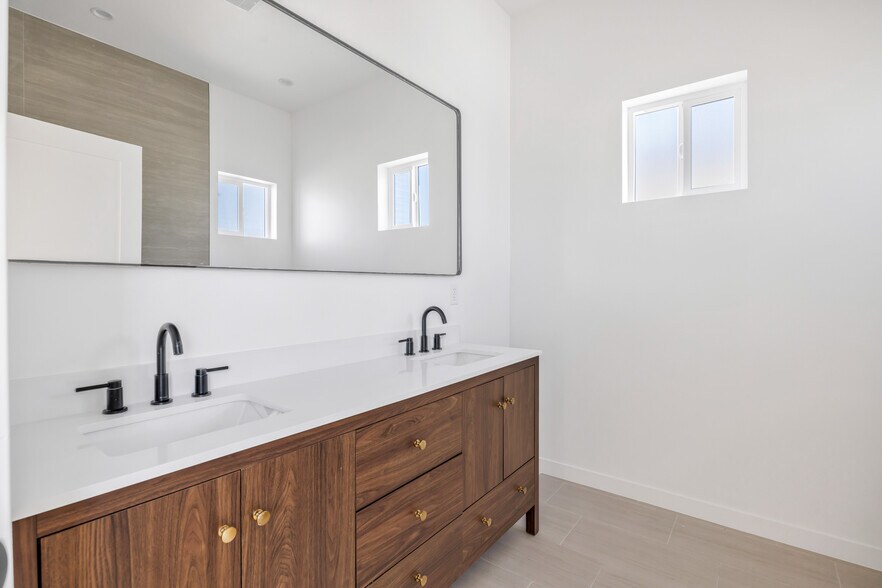 More Photos Of 10905 Dalerose Ave, Inglewood Multifamily For Sale