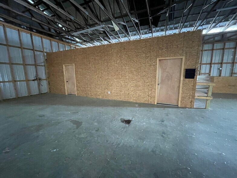 More Photos Of 702 Chastain Blvd W, Glencoe Warehouse For Lease