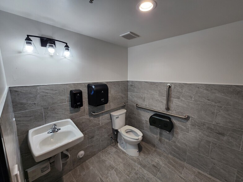 More Photos Of 6450 E Cave Creek Rd, Cave Creek Storefront Retail Office For Lease