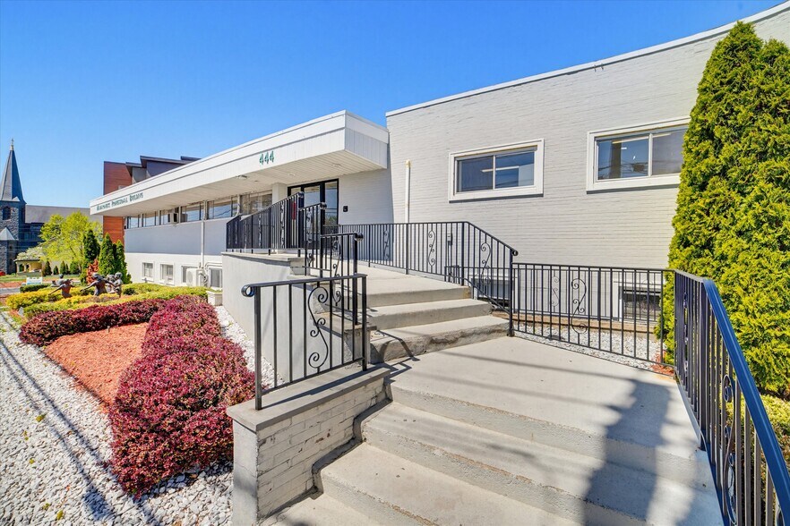 More Photos Of 444 E Boston Post Rd, Mamaroneck Medical For Lease