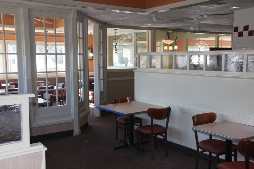More Photos Of 10910 New Halls Ferry Rd, Saint Louis Restaurant For Lease