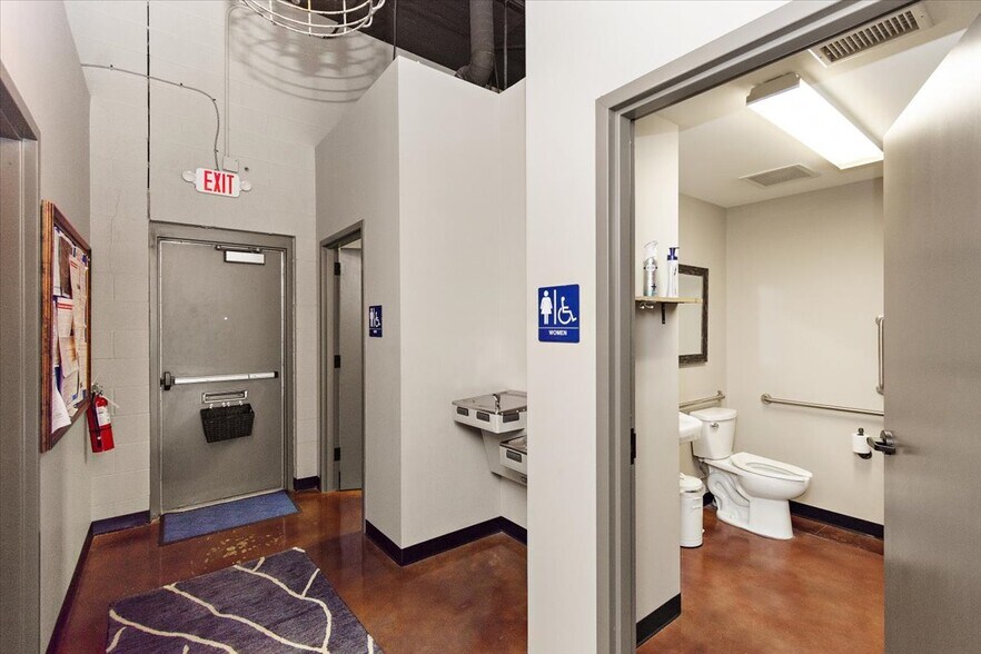 More Photos Of 923 Nashville Pike, Gallatin Storefront Retail Office For Lease