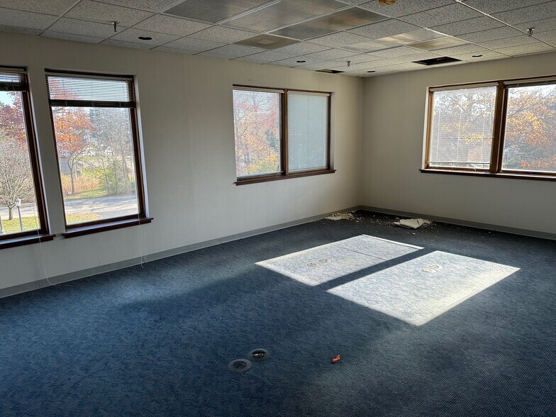 More Photos Of 3300 University Dr, Auburn Hills Office For Lease