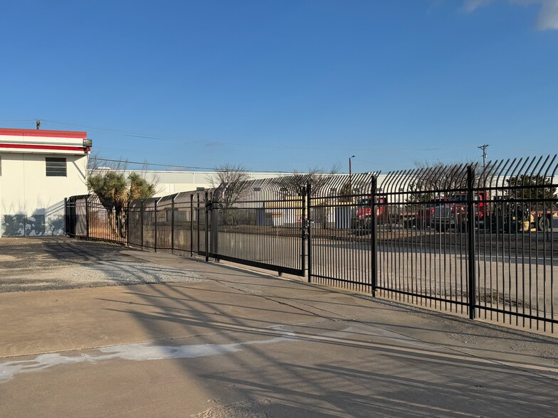 More Photos Of 309 Palette Dr, Fort Worth Manufacturing For Lease