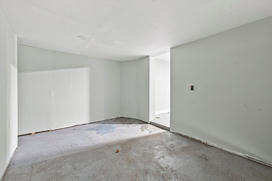More Photos Of 806 Powell Ave, Darby Office For Sale