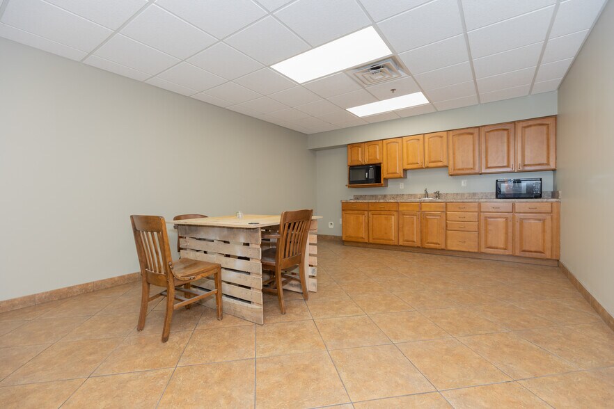 More Photos Of 955 E Diamond Ave, Evansville Manufacturing For Lease