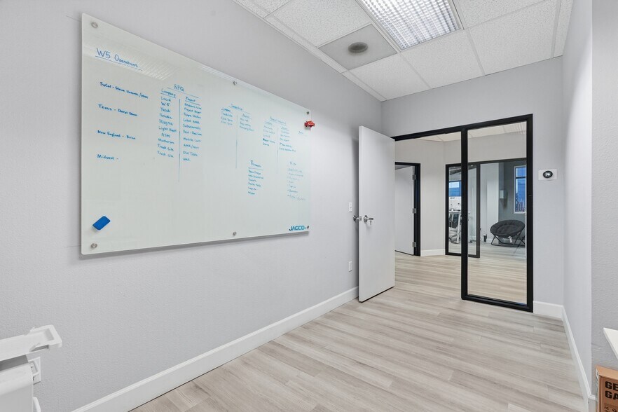 More Photos Of 3401 E Harbour Dr, Phoenix Light Manufacturing For Lease