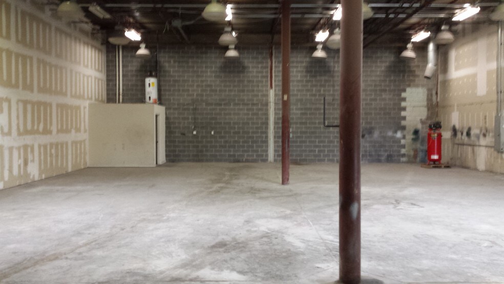 More Photos Of 8000-8032 Fernham Ln, Forestville Warehouse For Lease