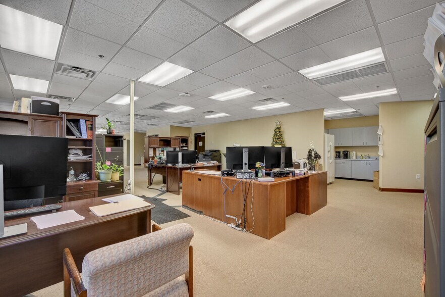More Photos Of 9900 Covington Cross Dr, Las Vegas Office For Lease