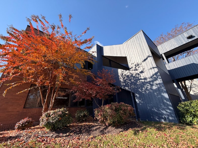More Photos Of 17 Fontana Ln, Rosedale Office For Sale