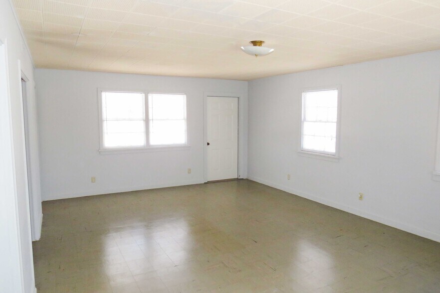 More Photos Of 1245 S Fabrique Dr, Wichita Flex For Sale