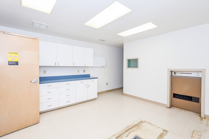More Photos Of 1487 Belk Blvd, Oxford Office For Sale