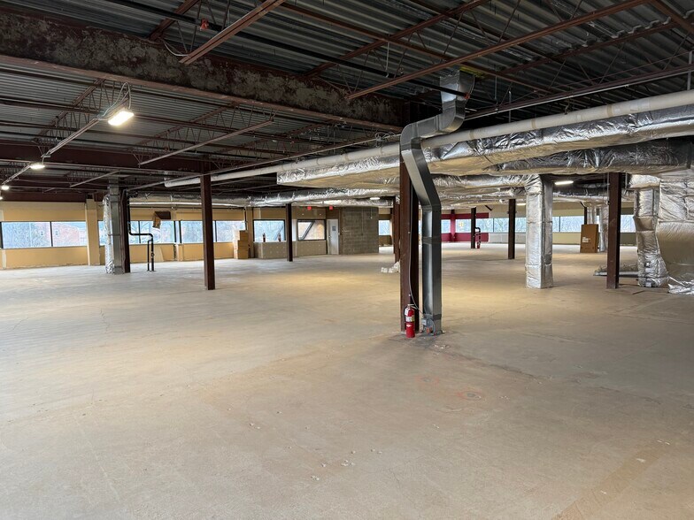 More Photos Of 19701 Vernier Rd, Harper Woods Office For Lease