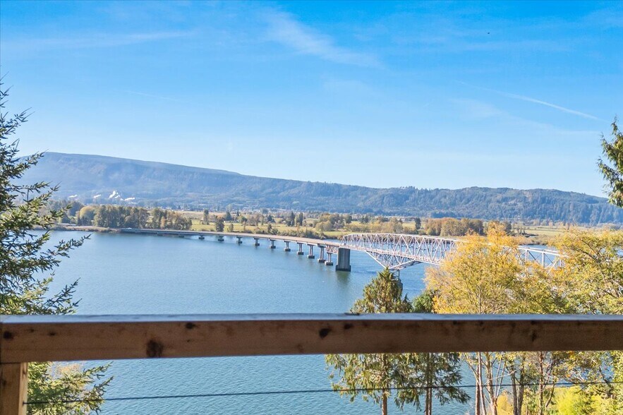 More Photos Of 520 Columbia St, Cathlamet Apartments For Sale