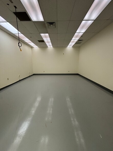 More Photos Of 135 Prestige Park Cir, East Hartford Light Manufacturing For Sale