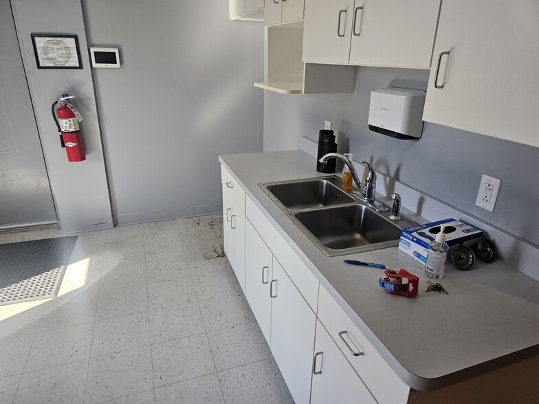 More Photos Of 2383 S Main St, Akron Unknown For Lease