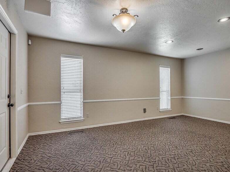 More Photos Of 525 Tower Dr, Moore Office For Lease