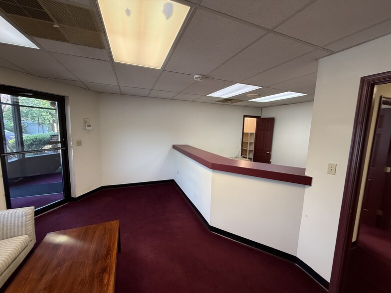 More Photos Of 403 Chatham Sq, Fredericksburg Office For Sale