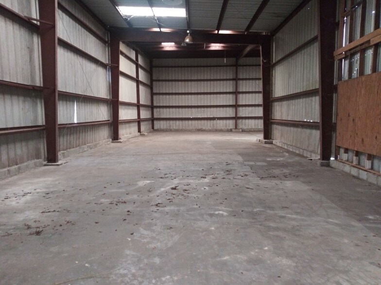 More Photos Of 5017 N Coolidge Dr, Tampa Warehouse For Lease