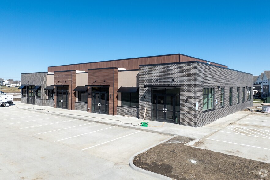 More Photos Of Highway 28 & Turnberry Road, Norwalk Storefront Retail Office For Lease