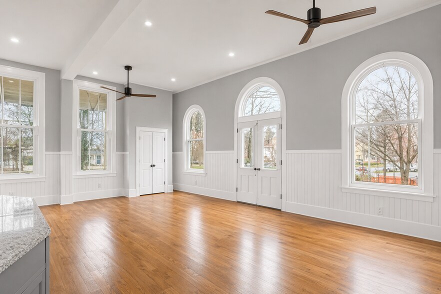 More Photos Of 124 W Bank St, Petersburg Storefront Retail Residential For Lease