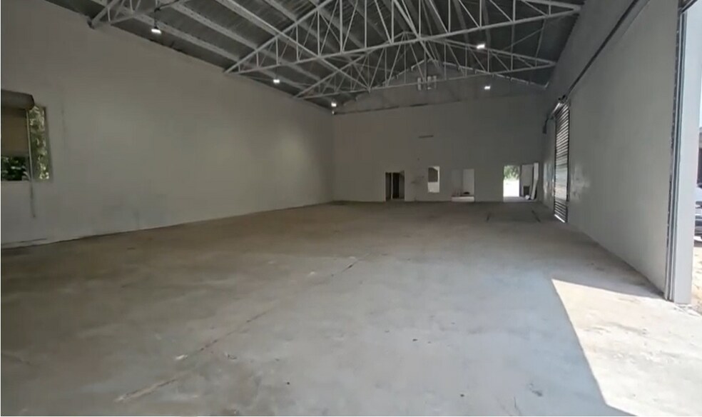 More Photos Of 2705 E Hanna Ave, Tampa Warehouse For Lease