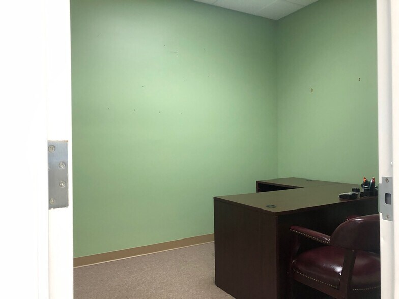 More Photos Of 100 Corporate Dr, Trumbull Research And Development For Lease