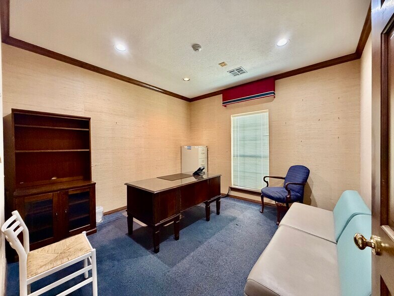 More Photos Of 3560 Delaware St, Beaumont Medical For Sale