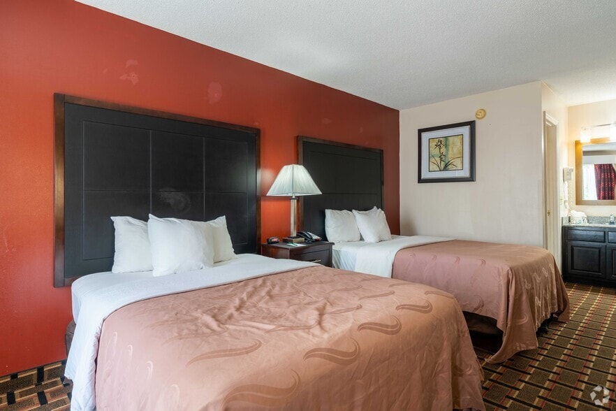More Photos Of 205 N Highway 301, Jesup Hotel For Sale