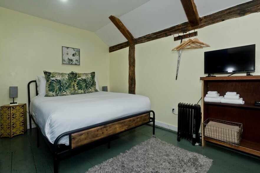 More Photos Of 265 Commercial St, Provincetown Flex For Sale