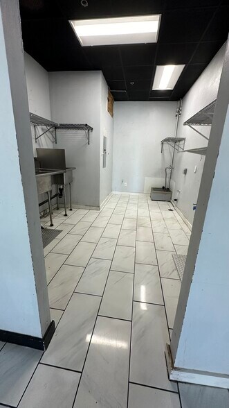 More Photos Of 12662-12678 SE 38th St, Bellevue Storefront For Lease