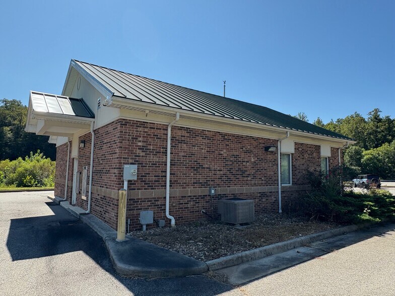More Photos Of 48 Animal Clinic Rd, Stuart Bank For Lease