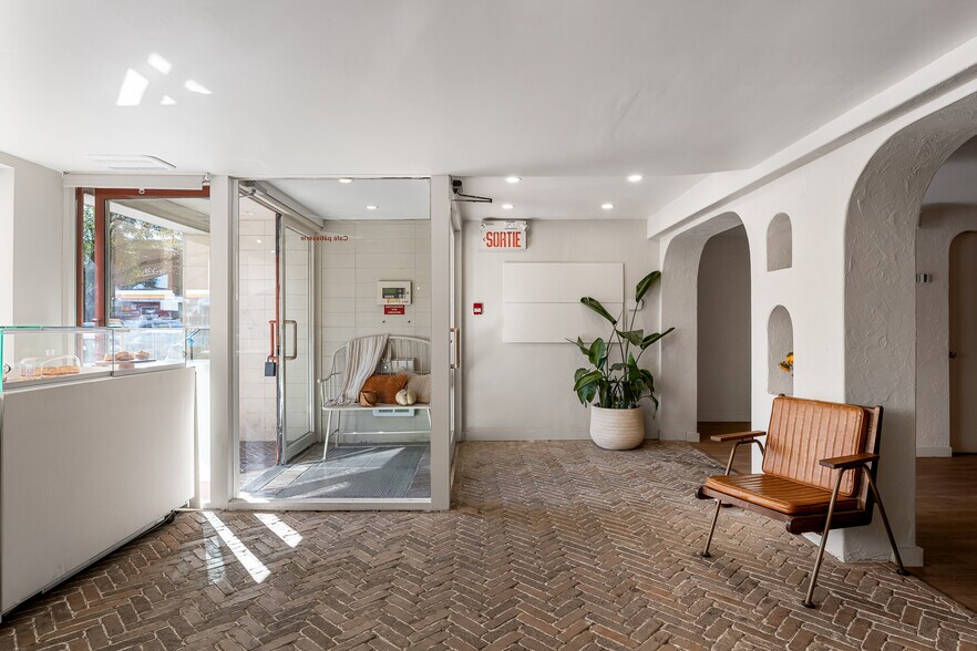 More Photos Of 3009 St Notre-Dame O, Montréal Restaurant For Sale