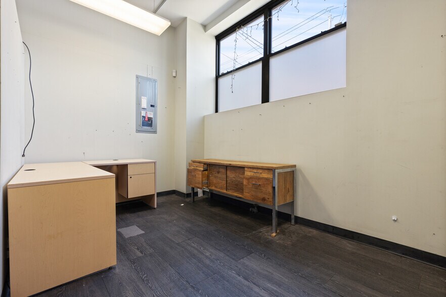 More Photos Of 10 W Sandford Blvd, Mount Vernon Manufacturing For Sale