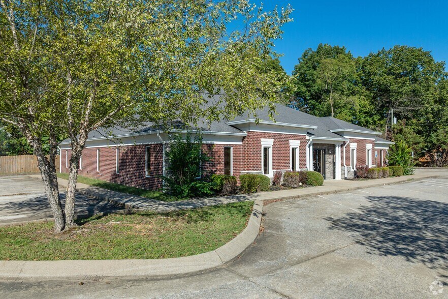 More Photos Of 375 Dover Rd, Clarksville Medical For Lease