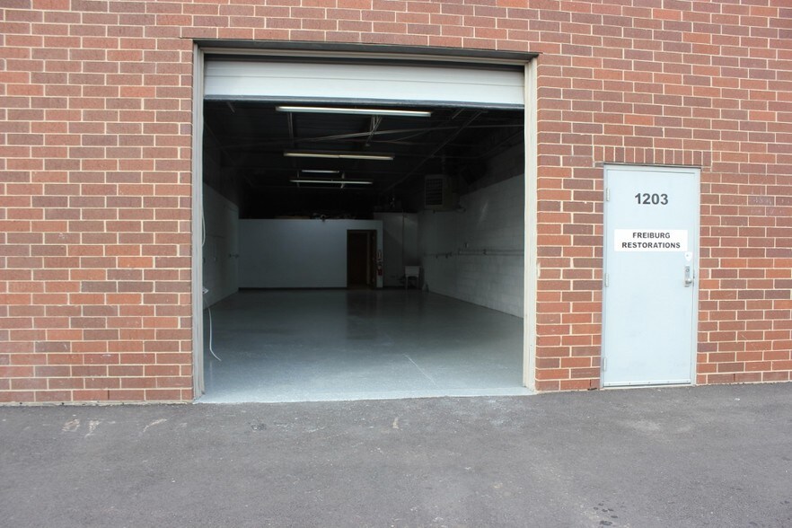 More Photos Of 1201-1219 Paramount Pky, Batavia Warehouse For Lease