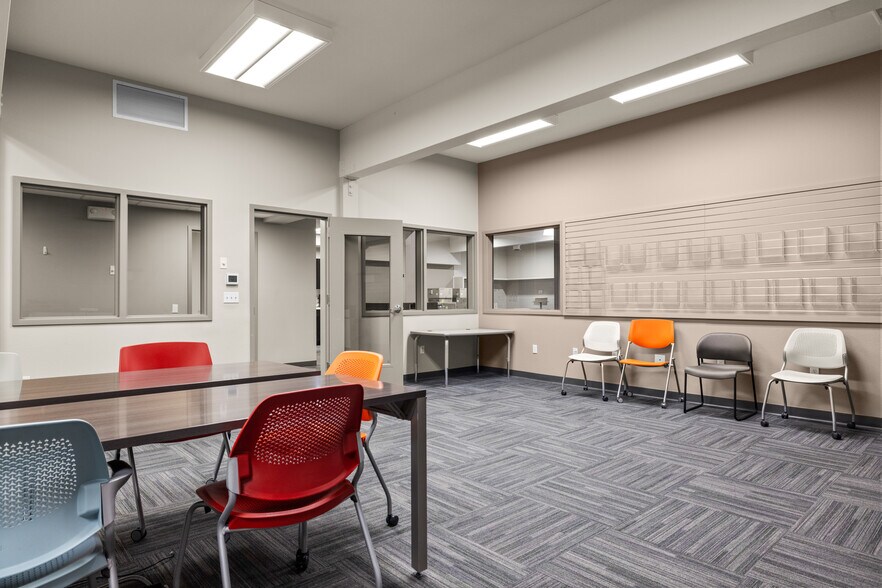 More Photos Of 115 1/2 W Wyoming St, Kalispell Showroom For Lease